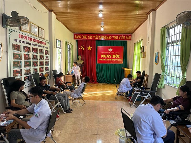 Quang cảnh ngày hội hiến máu tình nguyện đợt 2