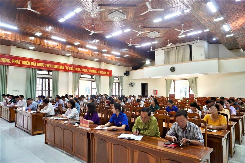 Cử tri nơi công tác trao đổi, thảo luận