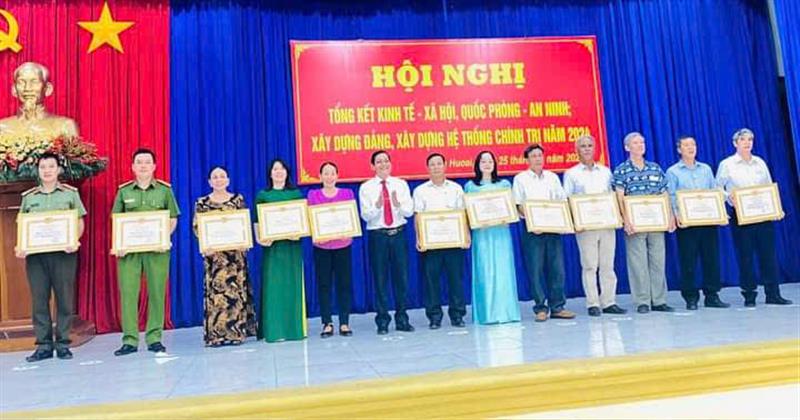 Đồng chí Đỗ Thị Mai (áo tím) nhận danh hiệu 5 năm liền  là Đảng viên hoàn thành xuất sắc nhiệm vụ từ năm 2020 đến năm 2024