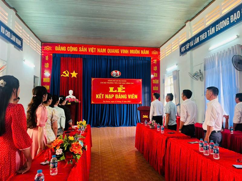 Chi bộ Trường Tiểu học Mạc Đĩnh Chi tổ chức Lễ kết nạp Đảng viên