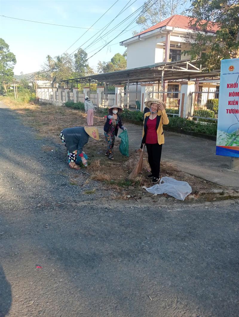 Đ/c Đỗ Thị Mai tham gia phong trào “Ngày chủ nhật cuối tháng” tại thôn.