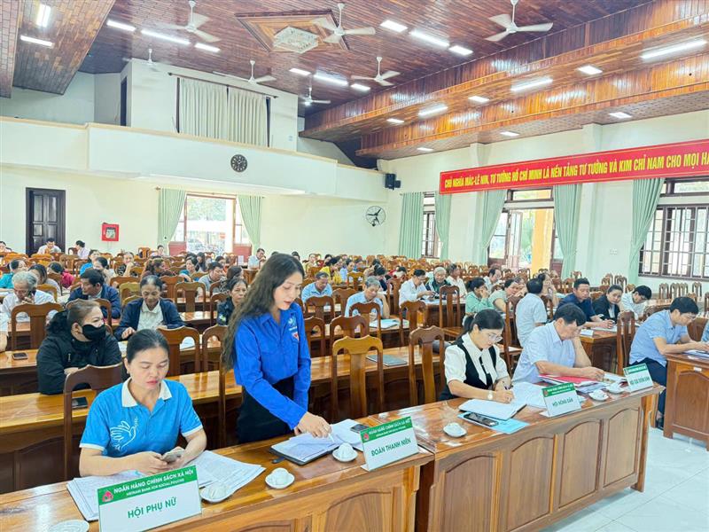 Đại biểu trao đổi tại hội nghị