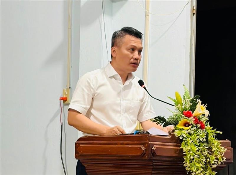 (Đồng chí Nguyễn Tiến Dũng  -Tỉnh ủy viên, Bí thư Đảng ủy, Chủ tịch HĐND xã thay mặt các ứng cử viên lắng nghe, tâm tư nguyện vọng của cử tri thôn 5)