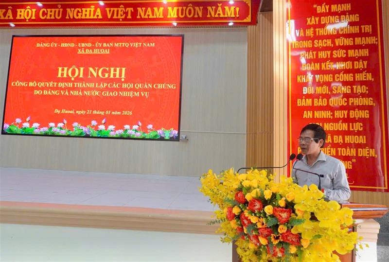 Đồng chí Đính viết Bảo - Phó bí thư Thường trực Đảng uỷ phát biể tại hội nghị