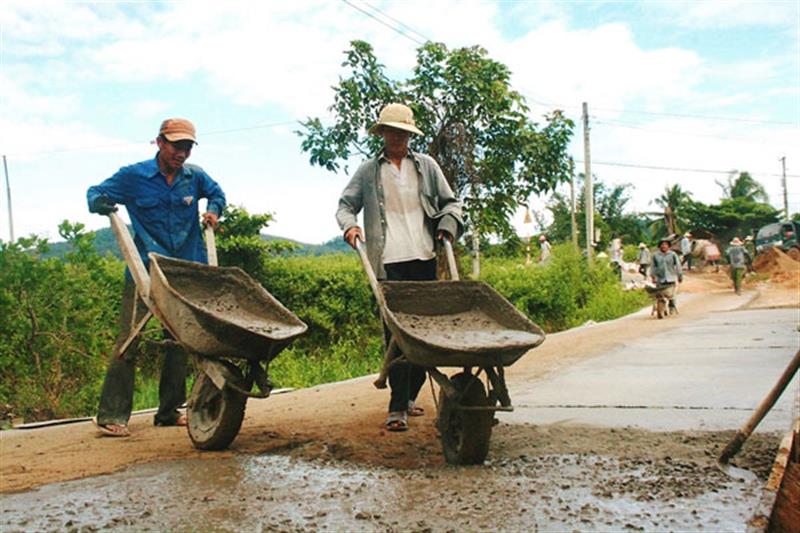 Người dân Đạ Oai tham gia xây dựng quê hương