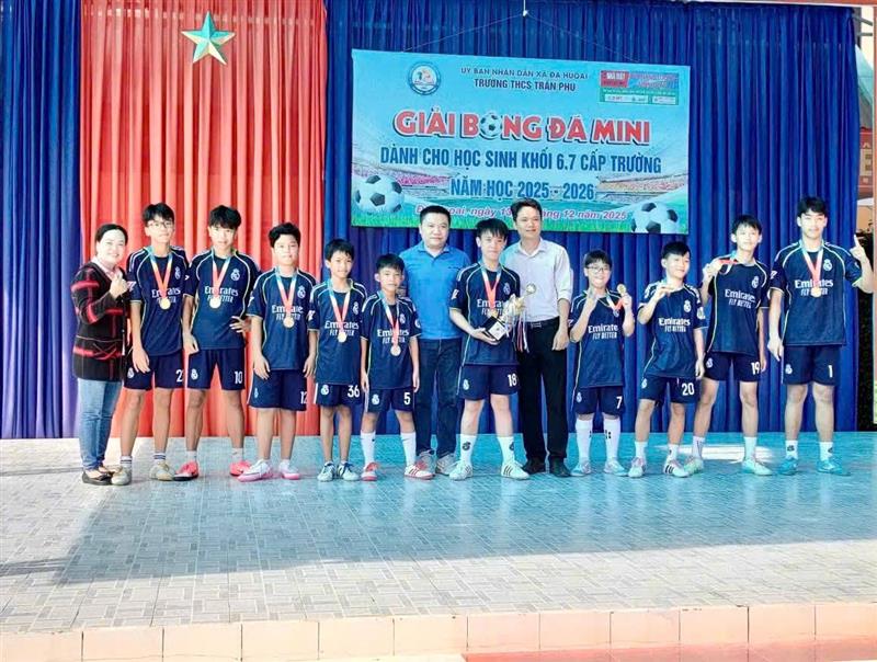 Trao cúp và HCV cho đội đạt giải nhất