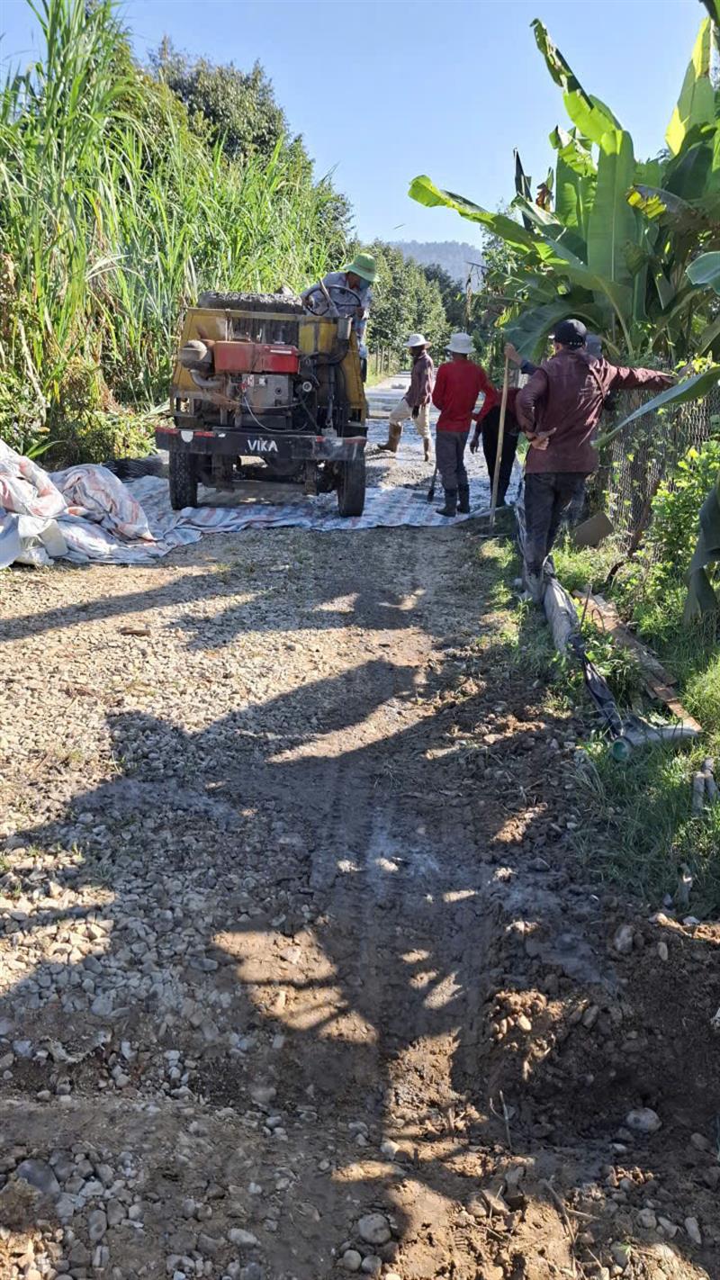 Bà con Nhân dân tại thôn 19 cùng nhau thực hiện xây dựng tuyến đường bê tông