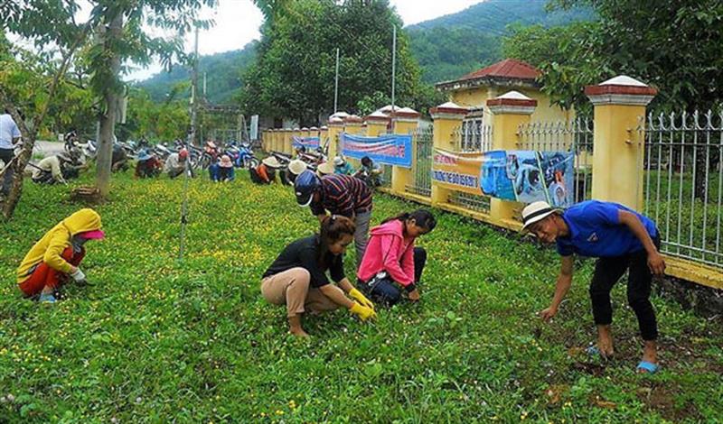 ĐVTN, học sinh Đạ Huoai tham gia dọn dẹp vệ sinh trong “Ngày Thứ bảy tình nguyện” và “Ngày Chủ nhật xanh”. Ảnh: K.Phúc