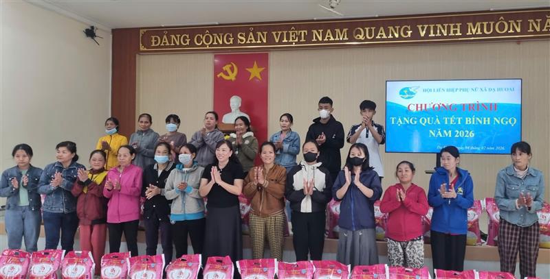 Chị La Thị Thư trao quà