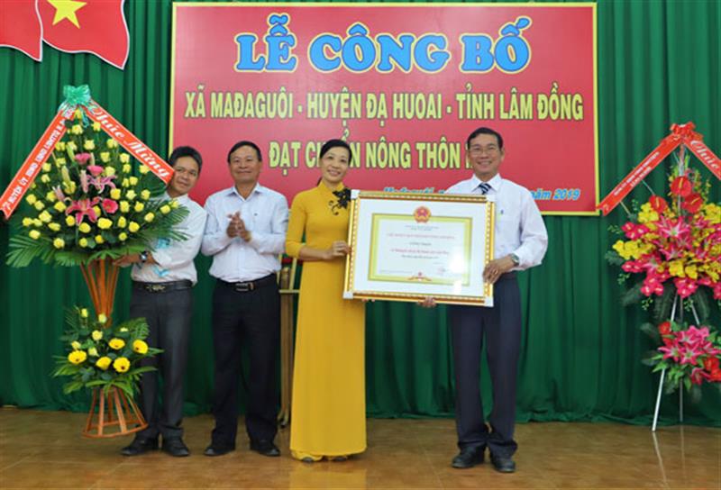 Xã Mađaguôi đón Bằng công nhận “Xã đạt chuẩn NTM”