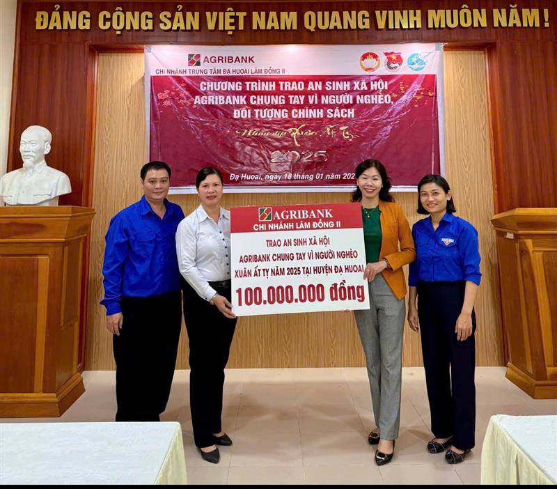 Ngân hàng Agribank Chi nhánh Trung tâm Đạ Huoai Lâm Đồng II phối hợp với Ủy ban MTTQ Việt Nam huyện Đạ Huoai tổ chức chương trình trao an sinh xã hội Agribank chung tay vì người nghèo, đối tượng chính sách nhân dịp Xuân Ất Tỵ 2025