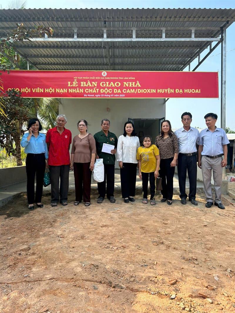 Hội nạn nhân chất độc da cam tỉnh Lâm đồng trao nhà tình thương cho hội viên có hoàn cảnh khó khăn	