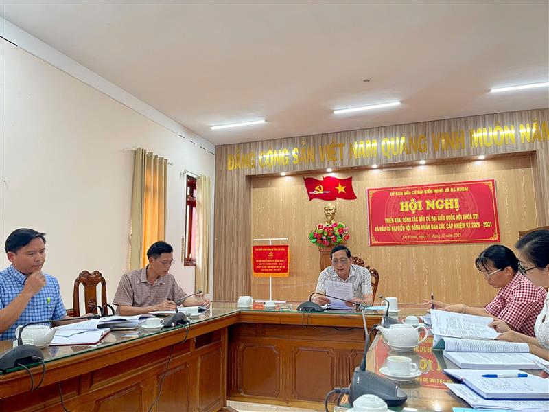 Đồng chí Lưu Hồng Long – Phó Bí thư Đảng ủy, Chủ tịch UBND xã, Chủ tịch Ủy ban bầu cử xã chủ trì hội nghị