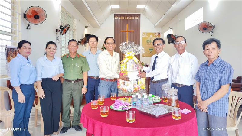 Đ/c Lưu Hồng Long – PBT Đảng uỷ - Chủ tịch UBND xã cùng đoàn thăm và tặng quà tại Chi hội Tin lành Mađaguôi 