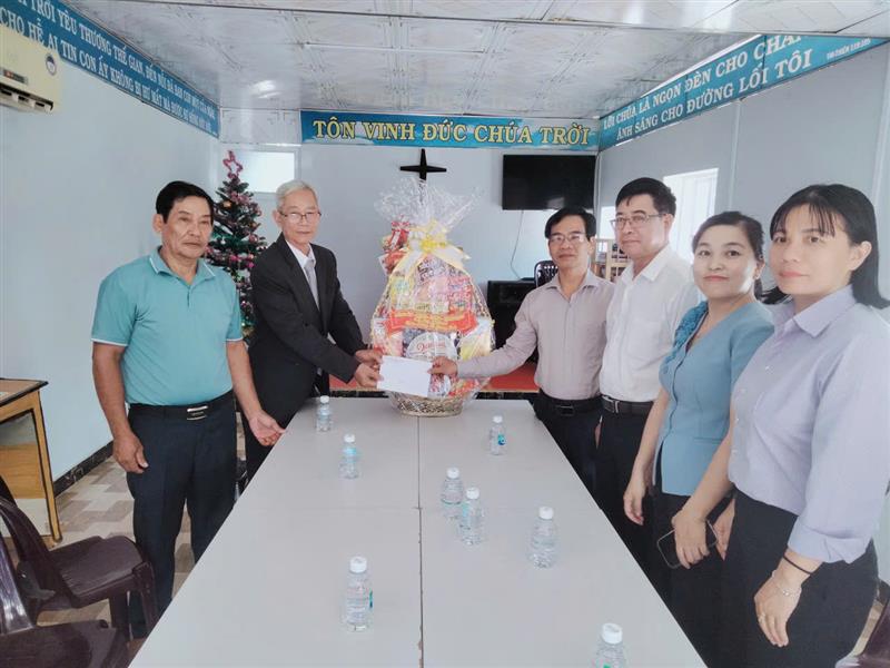 Đ/c Đinh Viết Bảo – Phó BT TT Đảng uỷ cùng đoàn thăm và tặng quà tại Hội thánh Báp-tít độc lập thôn 12