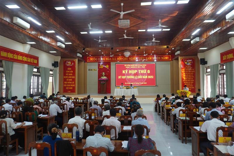 Đại biểu tham gia họp HĐND xã tại kỳ họp thứ 6