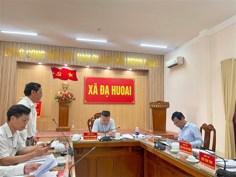 Đồng chí Nguyễn Tiến Dũng – Tỉnh ủy viên, Bí thư Đảng ủy, Chủ tịch HĐND xã chủ trì hội nghị