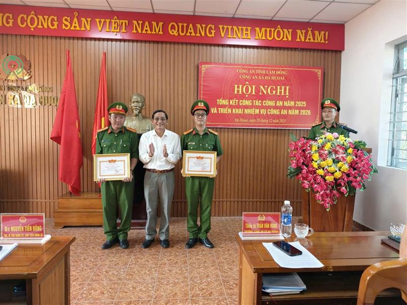 Trao danh hiệu Chiến sỹ thi đua cơ sở năm 2025 cho cán bộ chiến sỹ.