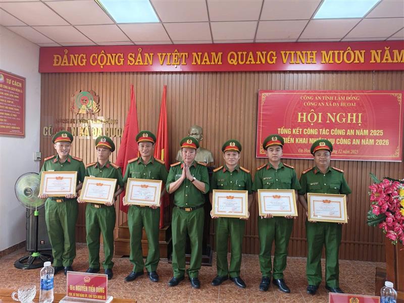 Trao danh hiệu Chiến sỹ thi đua cơ sở năm 2025 cho cán bộ chiến sỹ.