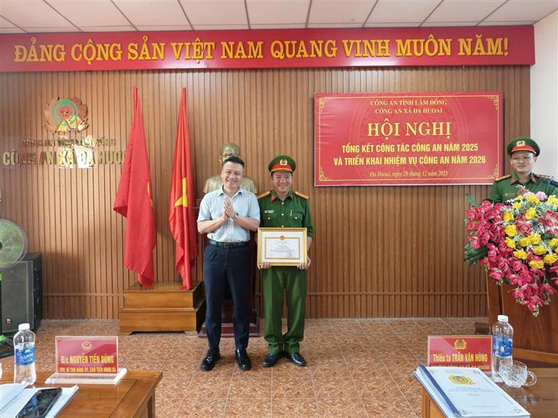 Đ/c Nguyễn Tiến Dũng – TUV- Bí thư Đảng uỷ - chủ tịch HĐND xã tặng Giấy khen của Giám đốc Công an tỉnh cho đ/c Trưởng Công an xã.