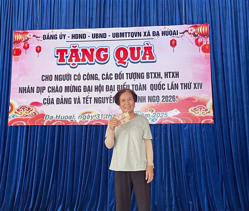 Hình ảnh buổi tặng quà của Đảng và Nhà nước cho các đối tượng theo Nghị quyết 418/NQ-CP Hình ảnh buổi tặng quà của Đảng và Nhà nước cho các đối tượng theo Nghị quyết 418/NQ-CP