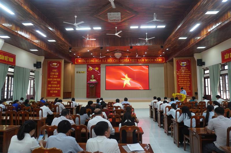 Đồng chí Nguyễn Xuân Đồng – Đảng ủy viên, Trưởng Phòng Văn hóa – Xã hội đã thay mặt khối UBND trình bày nội dung bài viết của Tổng Bí thư Tô Lâm về “Học tập suốt đời”. Bài viết nhấn mạnh vai trò của việc không ngừng học tập, nâng cao tri thức, kỹ năng cho đội ngũ cán bộ