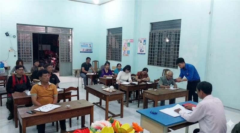 Chi bộ thôn 15 tổ chức hướng dẫn đảng viên cài đặt ứng dụng Sổ tay đảng viên điện tử