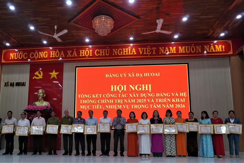 Các tập thể và cá nhân được biểu dương khen thưởng