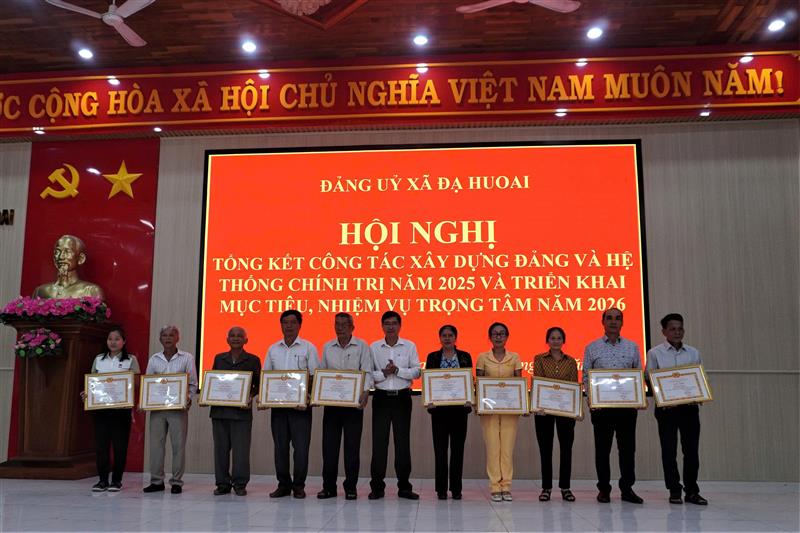 Các tập thể và cá nhân được biểu dương khen thưởng