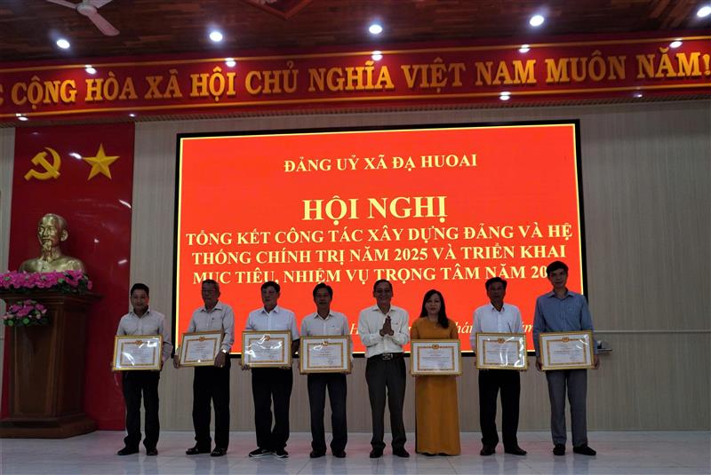 Các tập thể và cá nhân được biểu dương khen thưởng