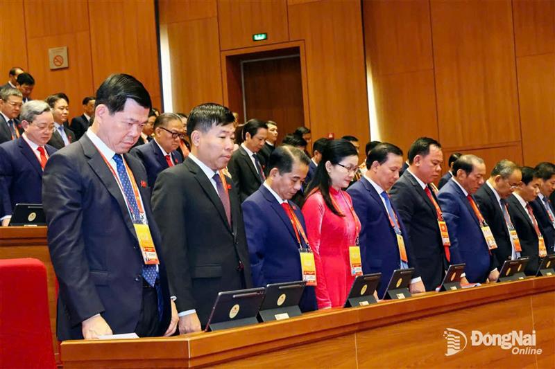 Đại hội dành một phút mặc niệm đồng chí cố Tổng Bí thư Nguyễn Phú Trọng và các đồng chí Ủy viên Trung ương Đảng đã mất trong nhiệm kỳ Đại hội XIII.