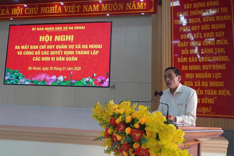 Đ/c Lưu Hồng Long –PBT Đảng uỷ- Chủ tịch UBND xã phát biểu giao nhiệm vụ