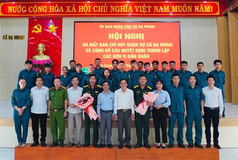 Đồng chí Đinh Viết Bảo  - PBTTT đảng uỷ và Đồng chí Lưu Hồng Long - PBT đảng uỷ - chủ tịch UBND xã tặng hoa cho đồng chí Chỉ huy trưởng và CTV phó