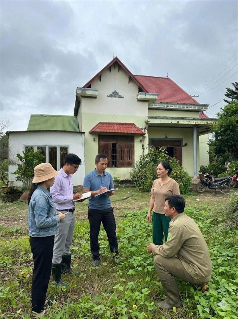 Đoàn cán bộ xã Đạ Huoai trao đổi, nắm bắt tình hình Nhân dân có dự án đi qua