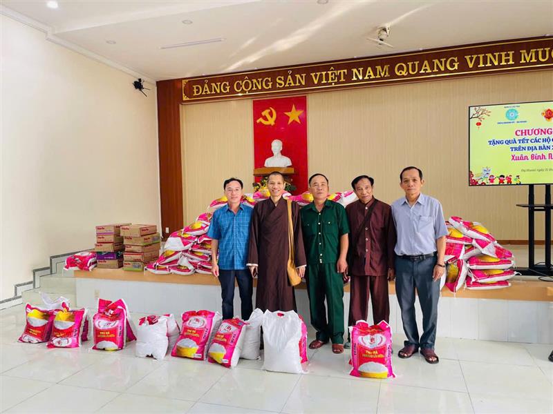 Đại diện lãnh đạo Ủy ban MTTQ Việt Nam xã chụp hình lưu niệm cùng các nhà tài trợ Đại diện lãnh đạo Ủy ban MTTQ Việt Nam xã chụp hình lưu niệm cùng các nhà tài trợ