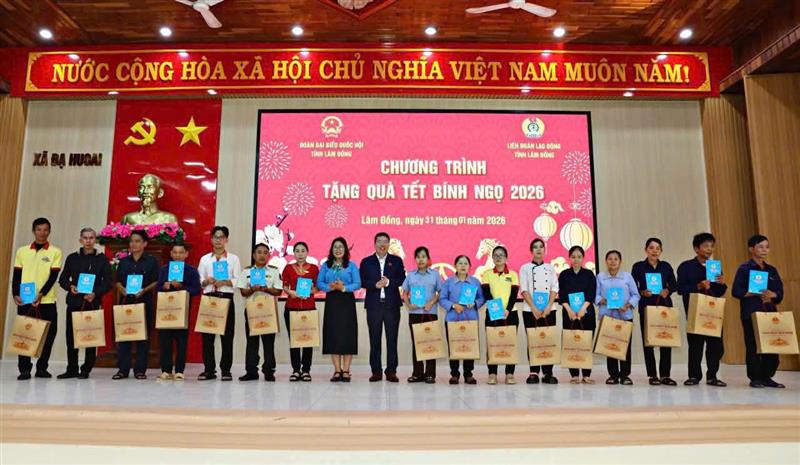 Đoàn đại biểu Quốc hội tỉnh Lâm Đồng và Liên đoàn Lao động tỉnh trao quà Tết cho người lao động xã Đạ Huoai Đoàn đại biểu Quốc hội tỉnh Lâm Đồng và Liên đoàn Lao động tỉnh trao quà Tết cho người lao động xã Đạ Huoai