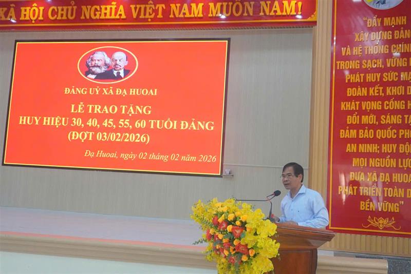 Đồng chí Đinh Viết Bảo - Phó Bí thư Thường trực Đảng ủy phát biểu chúc mừng các đảng viên được nhận Huy hiệu Đảng Đồng chí Đinh Viết Bảo - Phó Bí thư Thường trực Đảng ủy phát biểu chúc mừng các đảng viên được nhận Huy hiệu Đảng