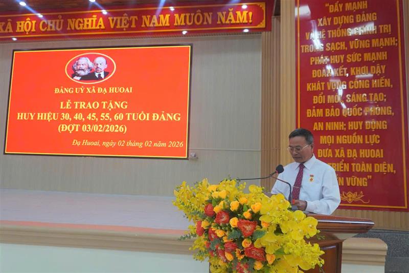 Đồng chí Trịnh Xuân Thủy, thay mặt các đảng viên được nhận Huy hiệu Đảng phát biểu cảm tưởng tại buổi Lễ Đồng chí Trịnh Xuân Thủy, thay mặt các đảng viên được nhận Huy hiệu Đảng phát biểu cảm tưởng tại buổi Lễ