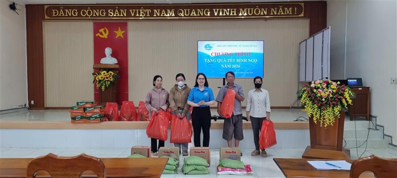 Chị Phạm Thị Tuyết – UVBCH Đảng uỷ - PCT UBMTTQVN - Chủ tịch Hội LHPN xã trao quà Chị Phạm Thị Tuyết – UVBCH Đảng uỷ - PCT UBMTTQVN - Chủ tịch Hội LHPN xã trao quà