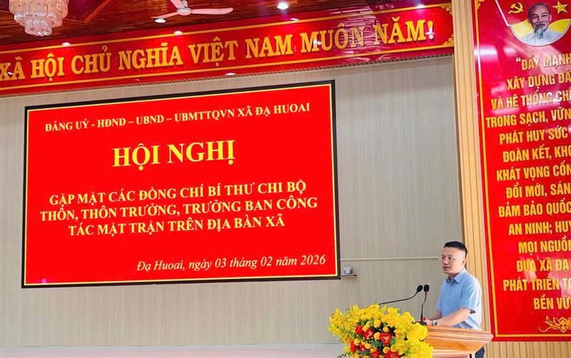 Đồng chí Nguyễn Tiến Dũng, Tỉnh ủy viên, Bí thư Đảng ủy, Chủ tịch HĐND xã phát biểu tại Hội nghị gặp mặt các đồng chí Bí thư chi bộ, Thôn trưởng, Trưởng Ban Công tác Mặt trận Đồng chí Nguyễn Tiến Dũng, Tỉnh ủy viên, Bí thư Đảng ủy, Chủ tịch HĐND xã phát biểu tại Hội nghị gặp mặt các đồng chí Bí thư chi bộ, Thôn trưởng, Trưởng Ban Công tác Mặt trận
