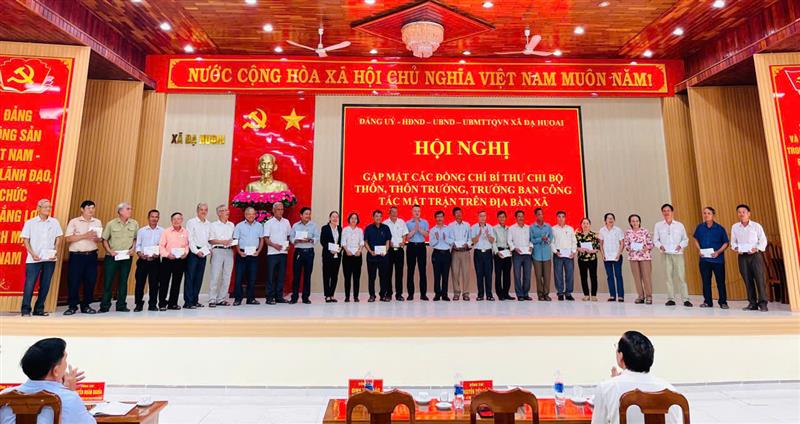 Lãnh đạo địa phương trao quà Tết và động viên đội ngũ Bí thư Chi bộ, Thôn trưởng, Trưởng Ban Công tác Mặt trận các thôn Lãnh đạo địa phương trao quà Tết và động viên đội ngũ Bí thư Chi bộ, Thôn trưởng, Trưởng Ban Công tác Mặt trận các thôn