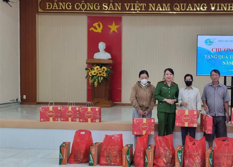 Chị Trần Thị Thanh Kim Huệ - CHT Chi hội PN Công an xã trao quà Chị Trần Thị Thanh Kim Huệ - CHT Chi hội PN Công an xã trao quà