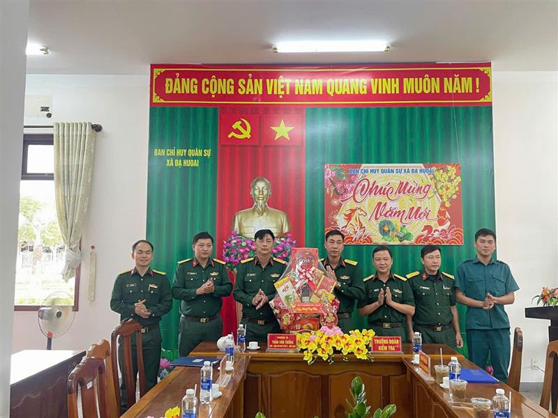 Đoàn tặng quà chúc Tết cho BCH Quân sự xã