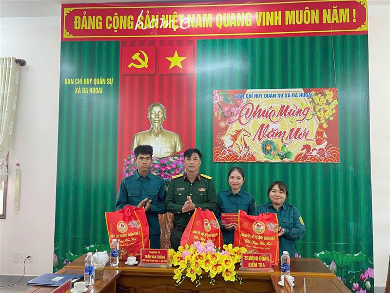 Đoàn tặng quà cho các chiến sĩ dân quân và hộ gia đình có hoàn cảnh khó khăn