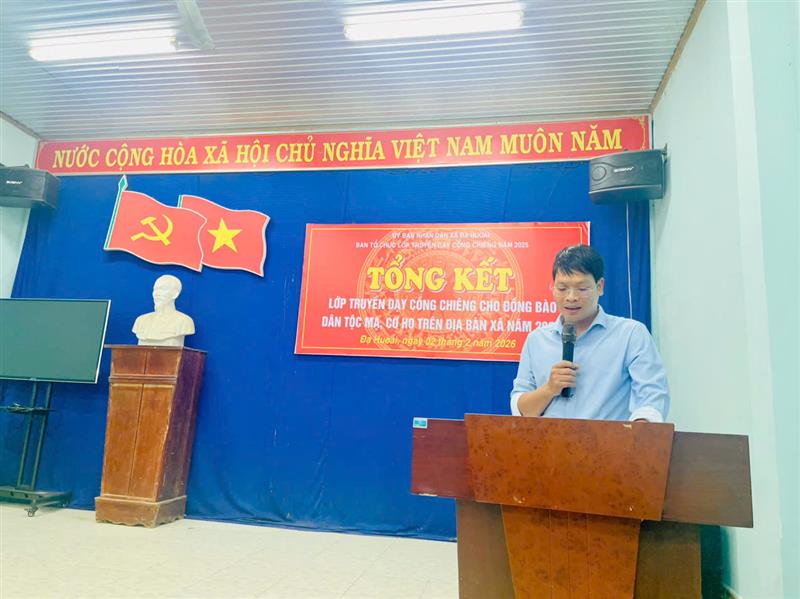 Đ/c Nguyễn Xuân Đồng – Trưởng Phòng VH-XH phát biểu tổng kết lớp học