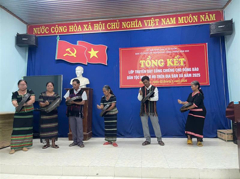 Các học viên trình diễn các bài chiêng