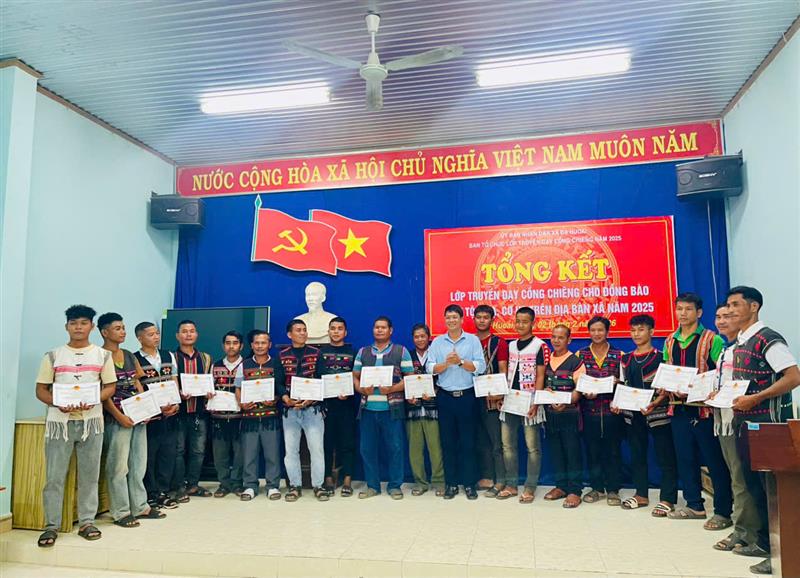 Trao giấy chứng nhận cho các học viên.