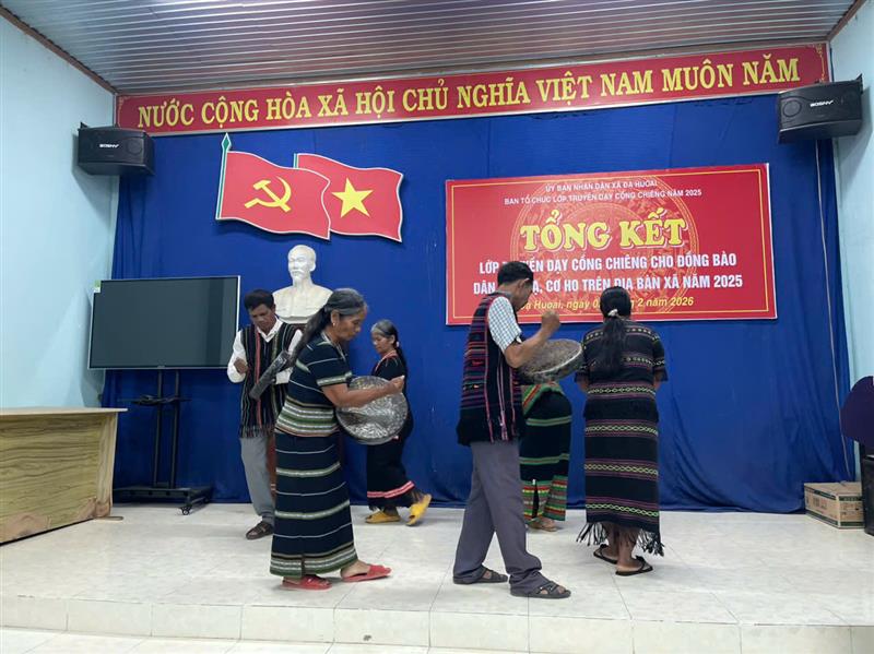 Các học viên trình diễn các bài chiêng