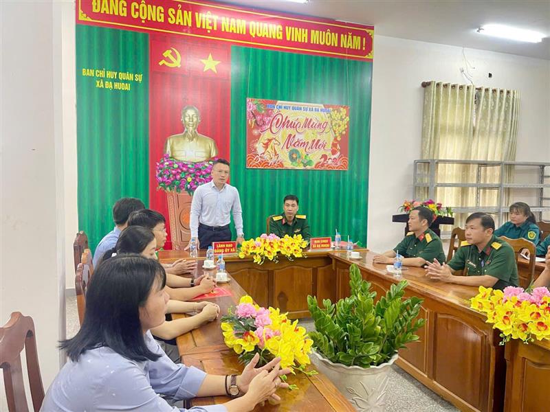 Đoàn thăm và tặng quà chúc tết Ban chỉ huy quân sự xã