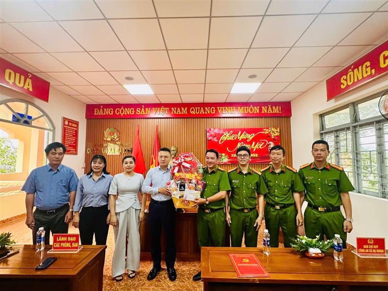 Đoàn thăm và tặng quà chúc tết Công an xã